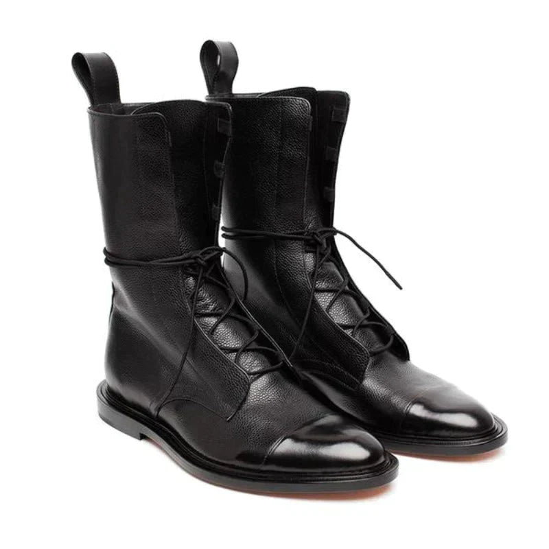 Stijlvolle bruine leren enkellaarzen voor dames. Casual-chic veterlaarsjes, perfect voor modebewuste vrouwen.