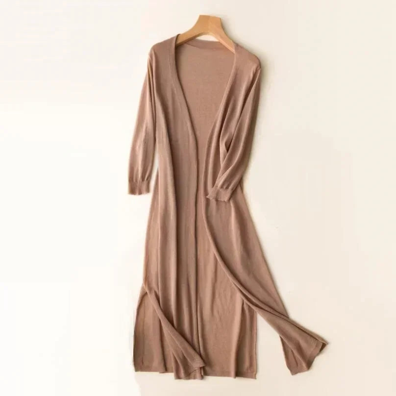 Casual chic dames cardigan, lange pasvorm en lichtgewicht, perfect voor de zomer.
