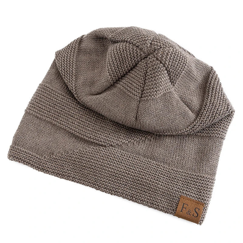Zwarte heren winter muts, zachte en warme stof. Deze stijlvolle slouch muts is een essentieel accessoire.