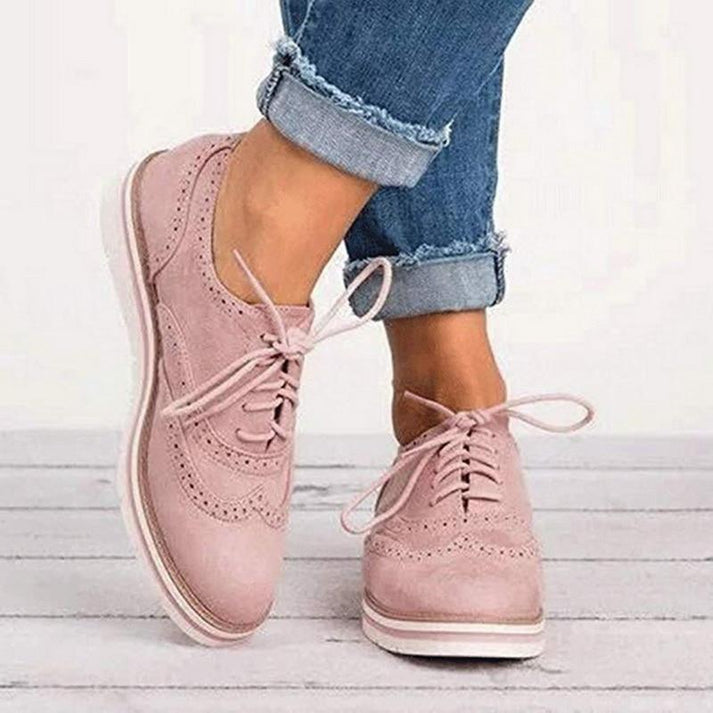 Comfortabele Amy oxford sneakers voor dames, laag model met perforatie, platte zool en vetersluiting, ideaal casual.