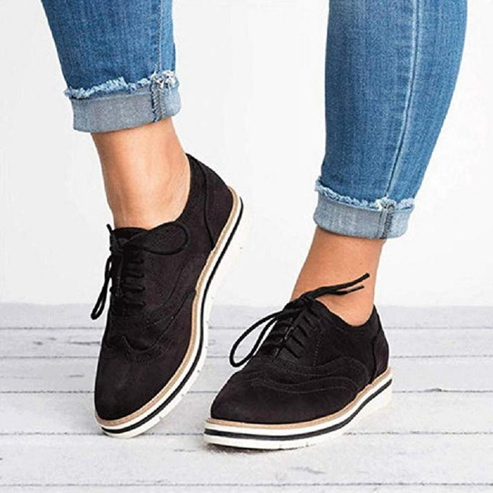 Witte Amy dames sneakers, oxford model met veters en perforaties, comfortabele platte zool voor een stijlvolle look.