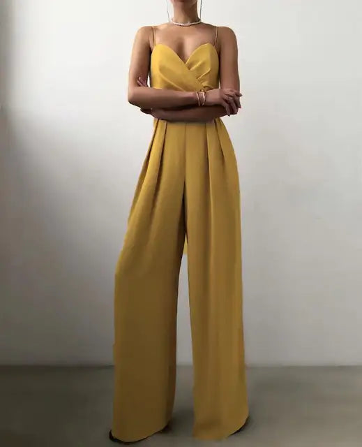 Model draagt chique dames jumpsuit, ideaal als avondoutfit. Trendy en comfortabel.