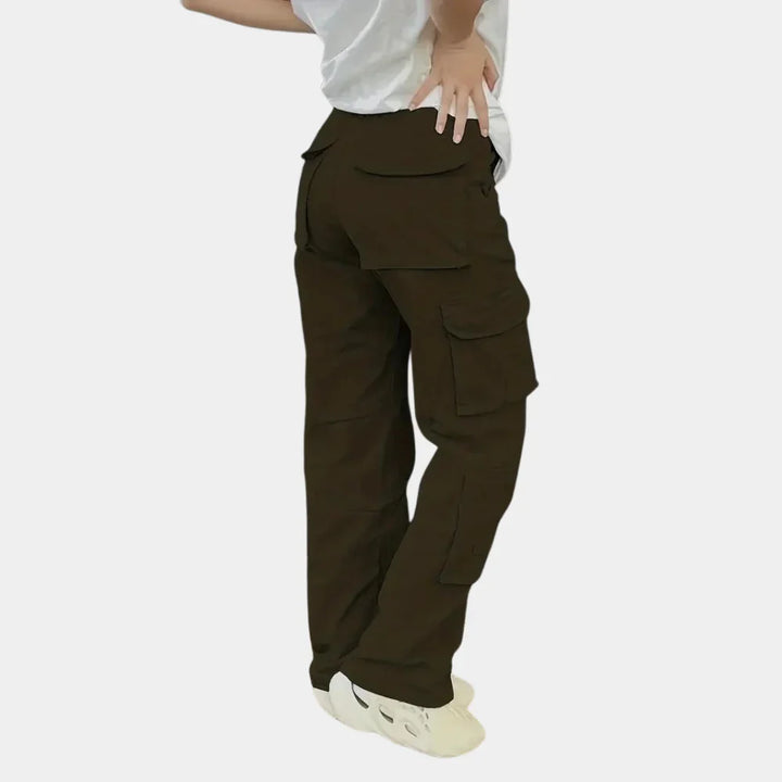 Veelzijdige Hoymans high-waist cargobroek voor dames, duurzame katoenmix, functionele zakken en modern design.