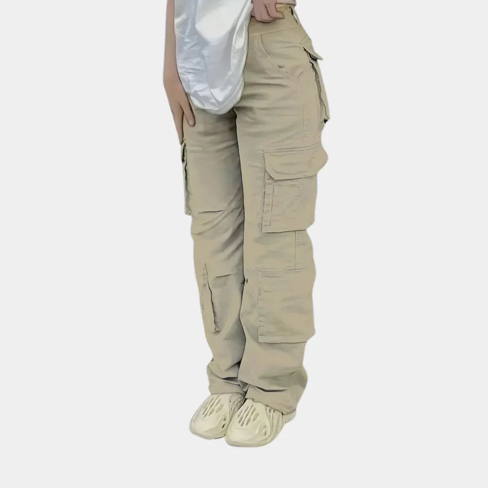 Model draagt de Hoymans dames high-waist cargobroek, toont losvallende pasvorm en casual streetwear stijl.