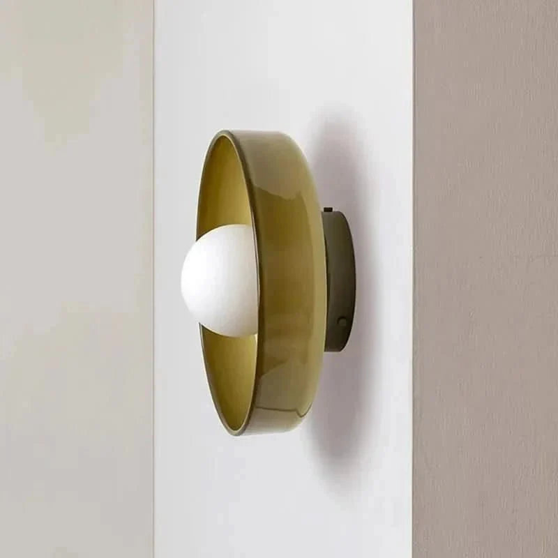 Detailopname van de glazen kap van de Scandinavische design plafondlamp, toont hoogwaardige afwerking.