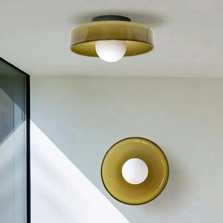Elegante Scandinavische plafondlamp met glazen kap, minimalistisch design, geschikt voor diverse ruimtes.