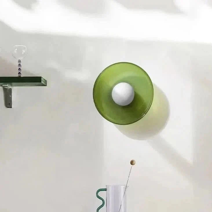 Minimalistische glazen plafondlamp in Scandinavische stijl, creëert een open en lichte sfeer in huis.