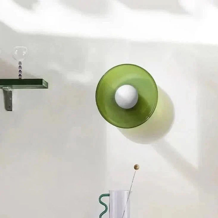 Minimalistische glazen plafondlamp in Scandinavische stijl, creëert een open en lichte sfeer in huis.