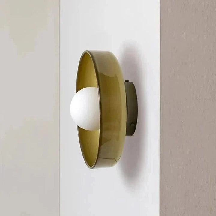 Heldere glazen plafondlamp, strak Scandinavisch design, ideale stijlvolle verlichting voor elke kamer.