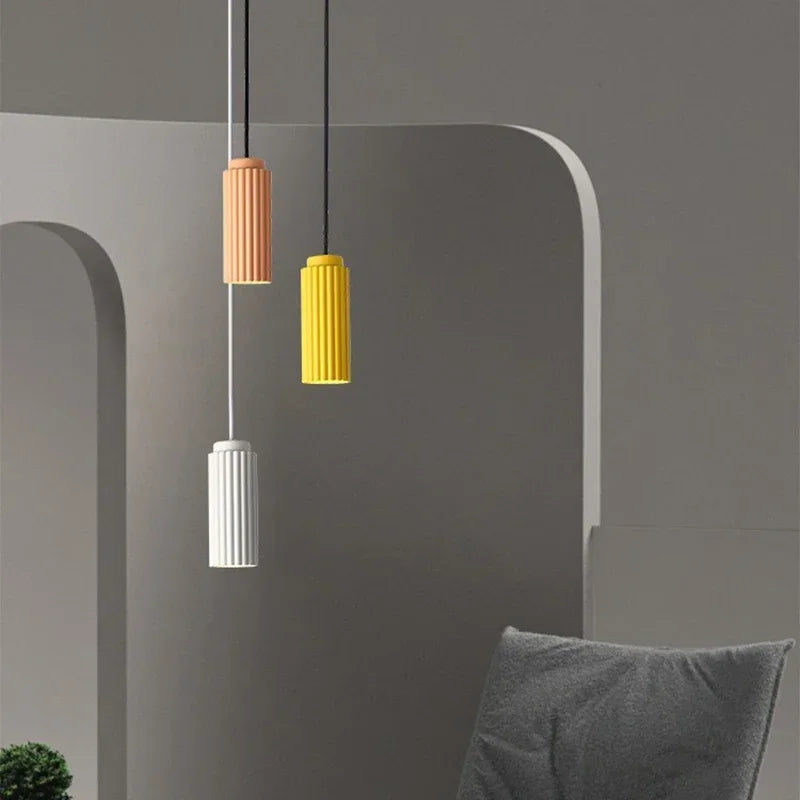 Witte moderne LED plafondlamp, Scandinavisch design. Strakke interieurverlichting voor woonkamer of eetkamer.