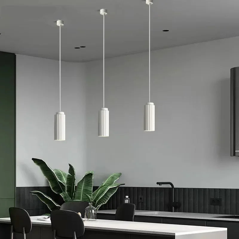 Design LED plafondlamp in Scandinavische stijl. Moderne interieurverlichting voor woonkamer, eetkamer of kantoor.