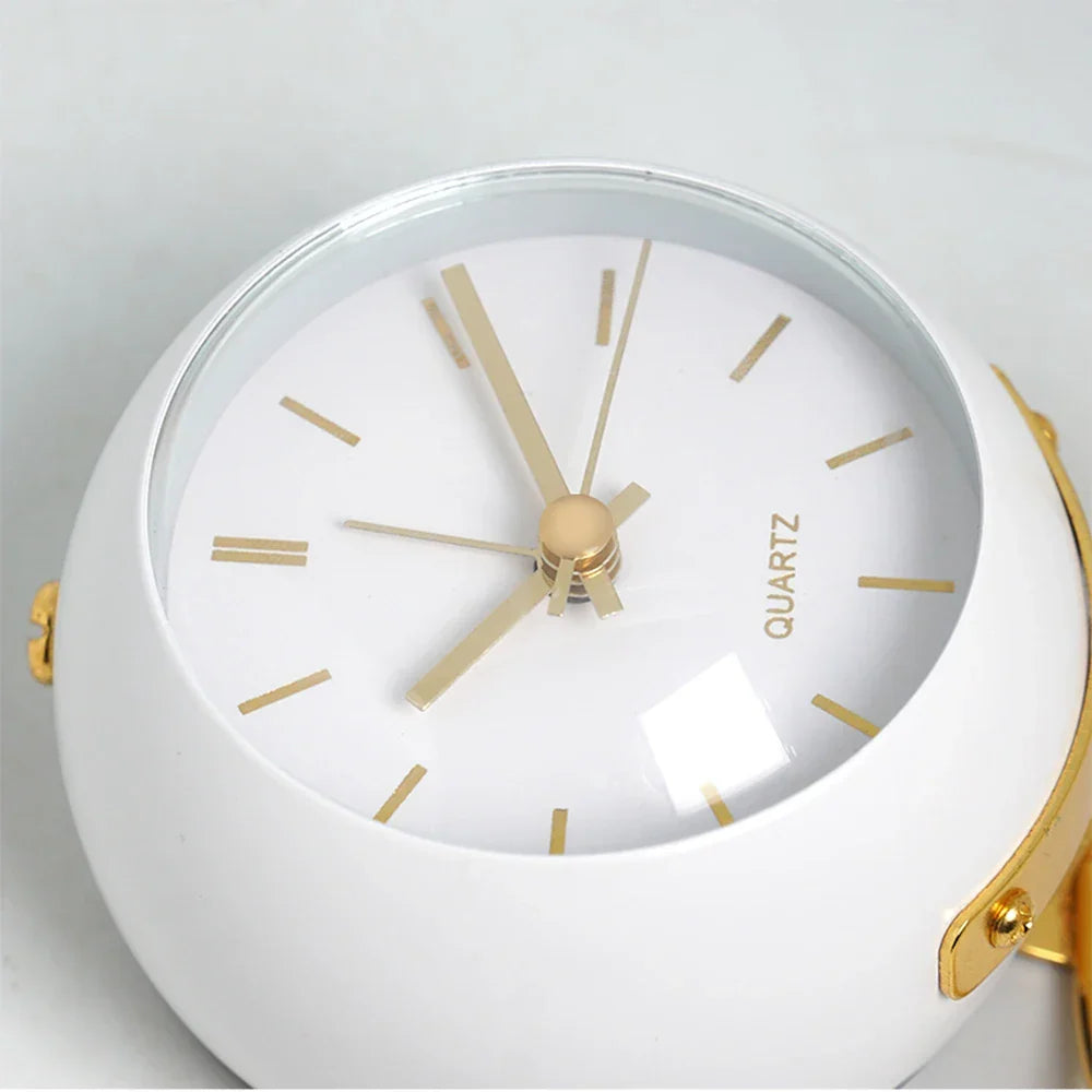 Moderne Scandinavische tafelklok met kwartsuurwerk en glow-in-the-dark wijzers voor elk interieur. Stille klok.