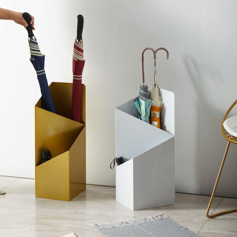 Design parapluhouder van metaal, minimalistisch en functioneel, met wateropvangbak.