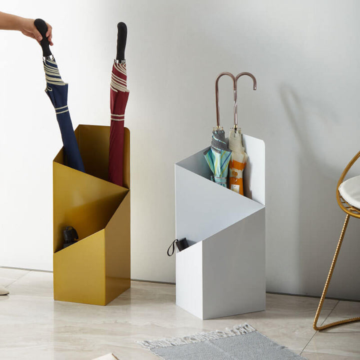 Design parapluhouder van metaal, minimalistisch en functioneel, met wateropvangbak.