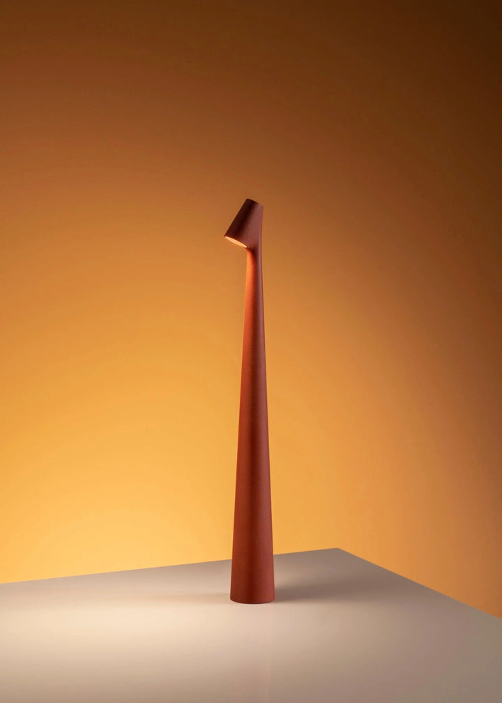 Minimalistische draadloze LED tafellamp, dimbaar, voor een strak en functioneel interieur.