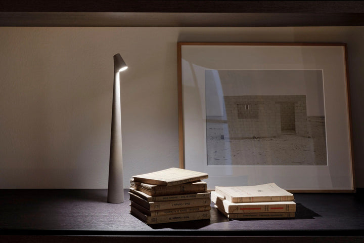 Draadloze dimbare tafellamp met energiezuinige LED verlichting; perfect voor een modern interieur.