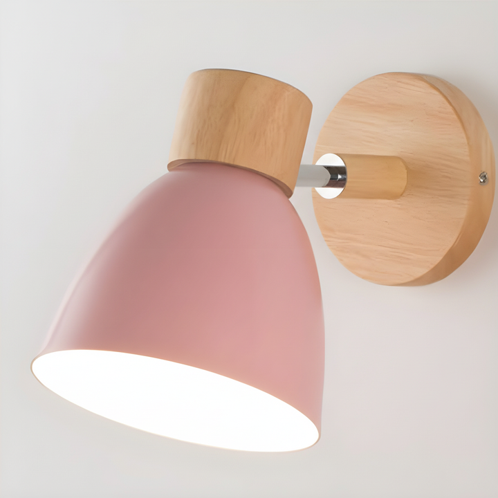 Moderne houten wandlamp WoodLuma, verstelbare kop, sfeerverlichting voor hedendaags interieur.