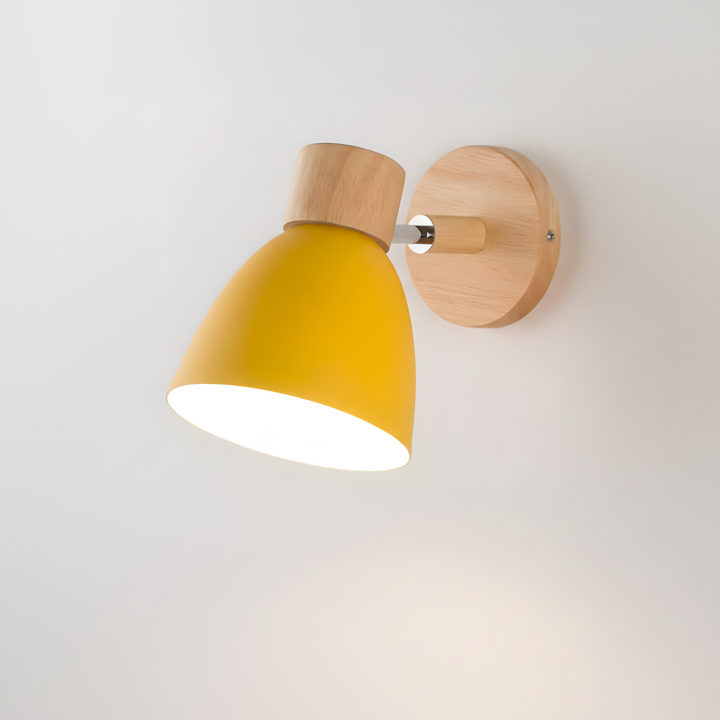 Nordische houten wandlamp, verstelbaar, perfecte toevoeging aan een modern scandinavisch interieur.