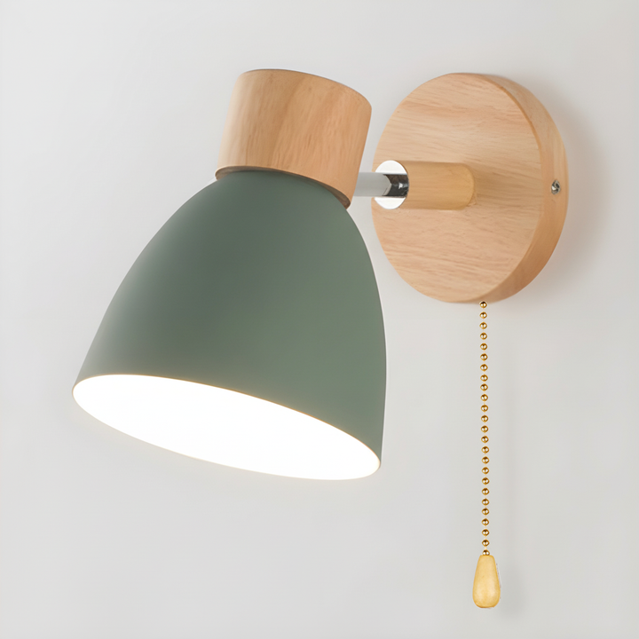 Warme houten wandlamp met verstelbare lichtkop, ideaal als sfeerlicht in woon- of slaapkamer.