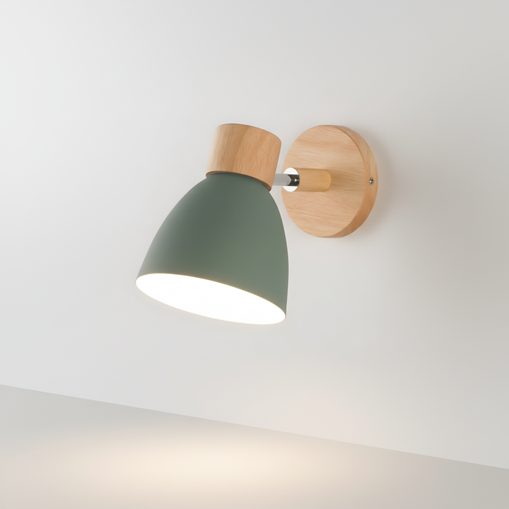 Unieke houten wandlamp met verstelbare kap, modern en functioneel design voor elke kamer.