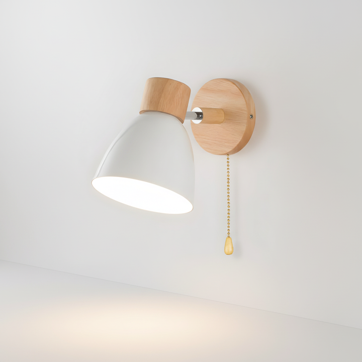 Stijlvolle moderne wandlamp van hout, verstelbare lichtkop, creëert warm scandinavisch sfeerlicht.