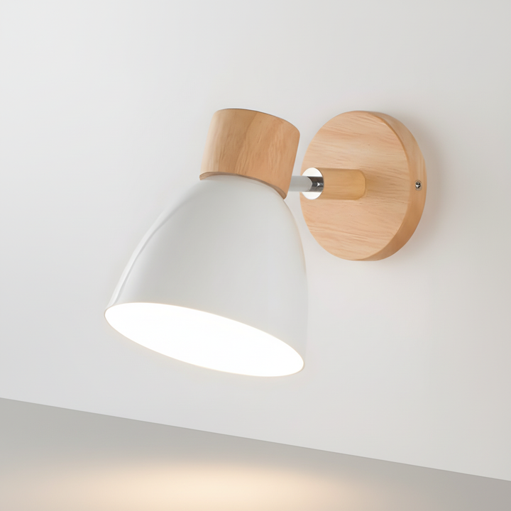 Flexibele houten wandlamp met richtbare lichtkop, sfeervolle verlichting voor modern interieur in woonkamer.