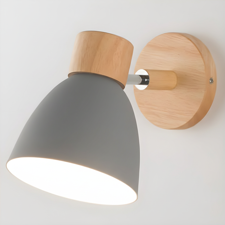 Minimalistische houten wandlamp met verstelbare lichtstraal, past in elk modern interieur.