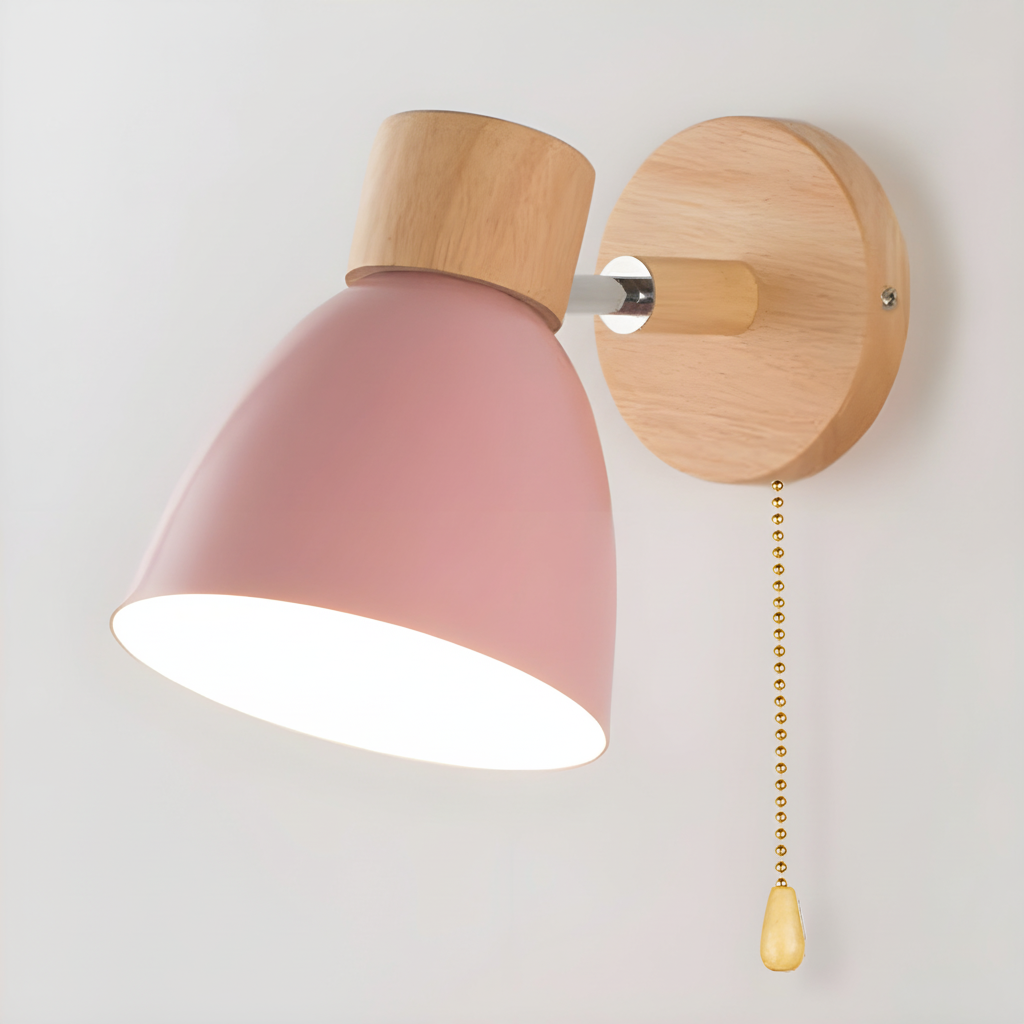 Sfeervolle houten wandlamp met verstelbare kop, ideaal als leeslicht in de slaapkamer.