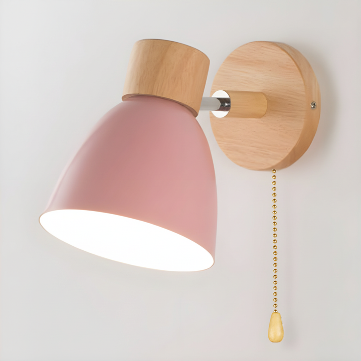 Sfeervolle houten wandlamp met verstelbare kop, ideaal als leeslicht in de slaapkamer.