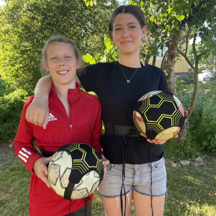Kind traint voetbaltechniek met KickerPro voetbaltrainer; ideaal voor solo baltraining en zelfvertrouwen.