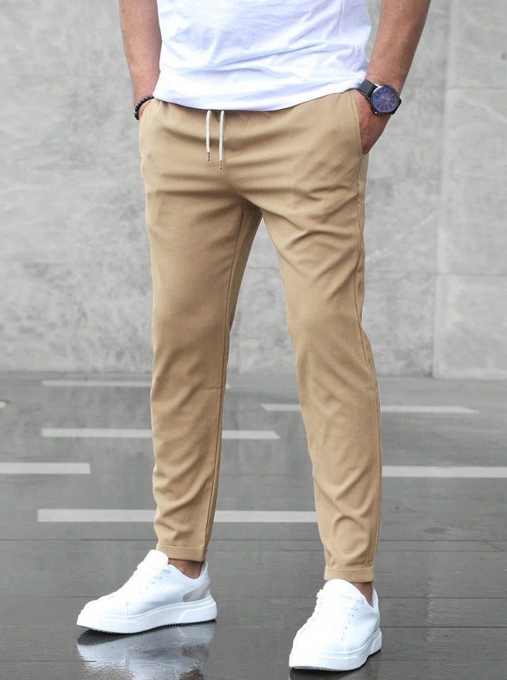 Netjes gevouwen elastische herenbroek, comfortabel en duurzaam. Ideaal voor dagelijkse en veelzijdige casual mode.