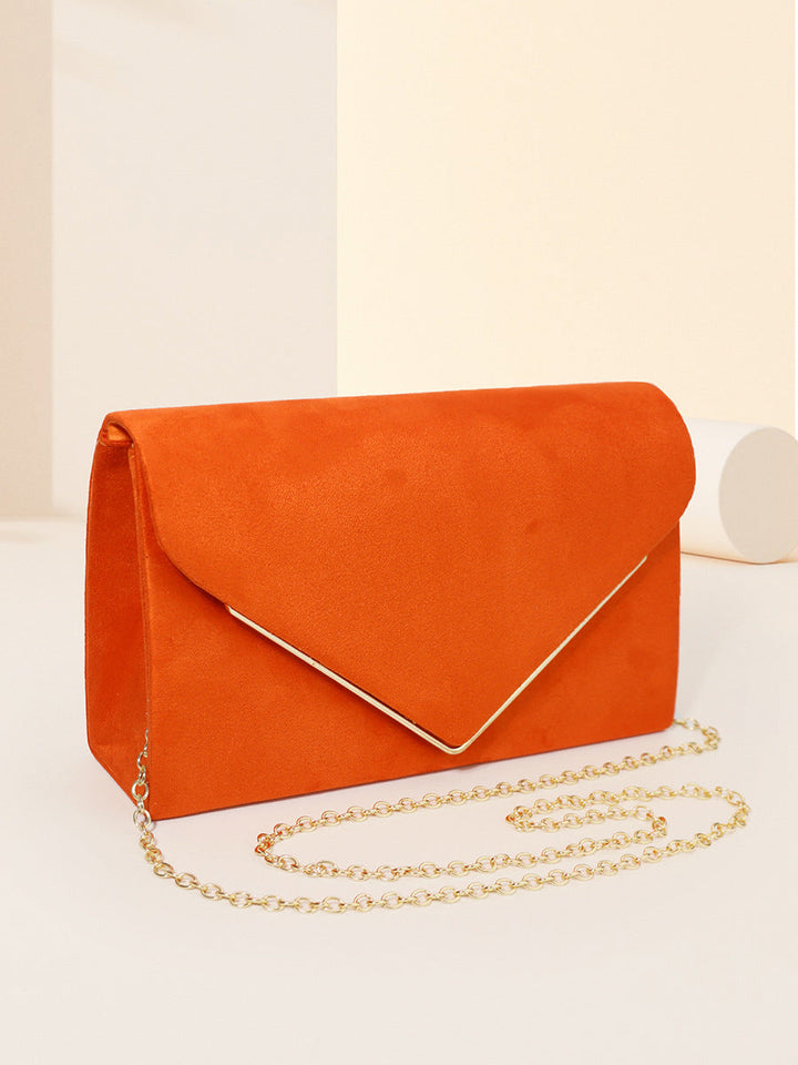 Stijlvolle fluwelen dames handtas, envelop model met suède-look en metalen ketting voor avond.