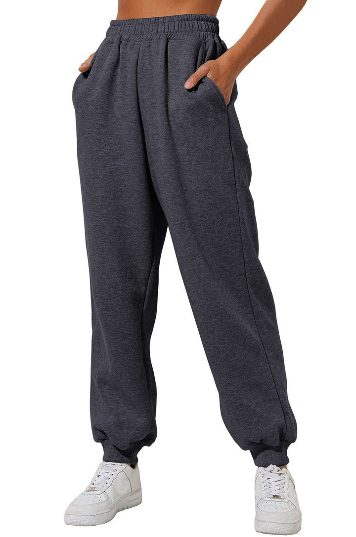 Casual zwarte damesbroek. Een comfortabele joggingbroek voor vrije tijd, veelzijdig en zacht.