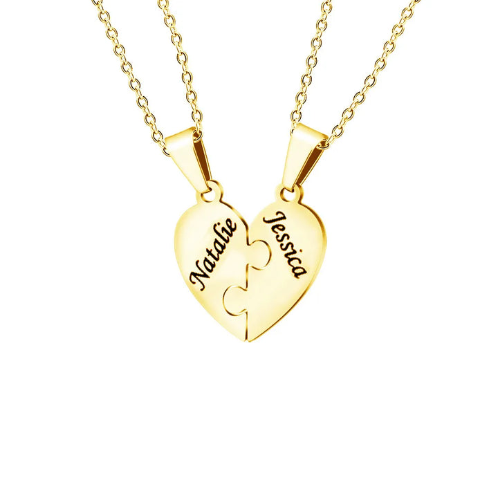 Gepersonaliseerd sieraad: zilverkleurige puzzelketting voor moeders met namen.