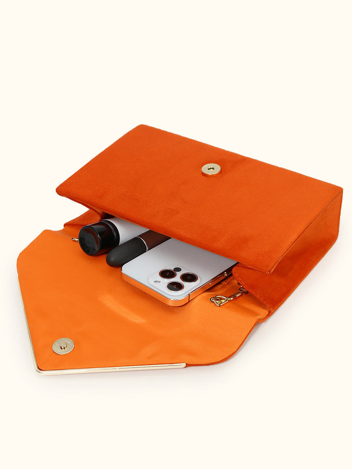 Luxe dames clutch van fluweel met suède-stijl afwerking, magnetische sluiting en schouderketting.