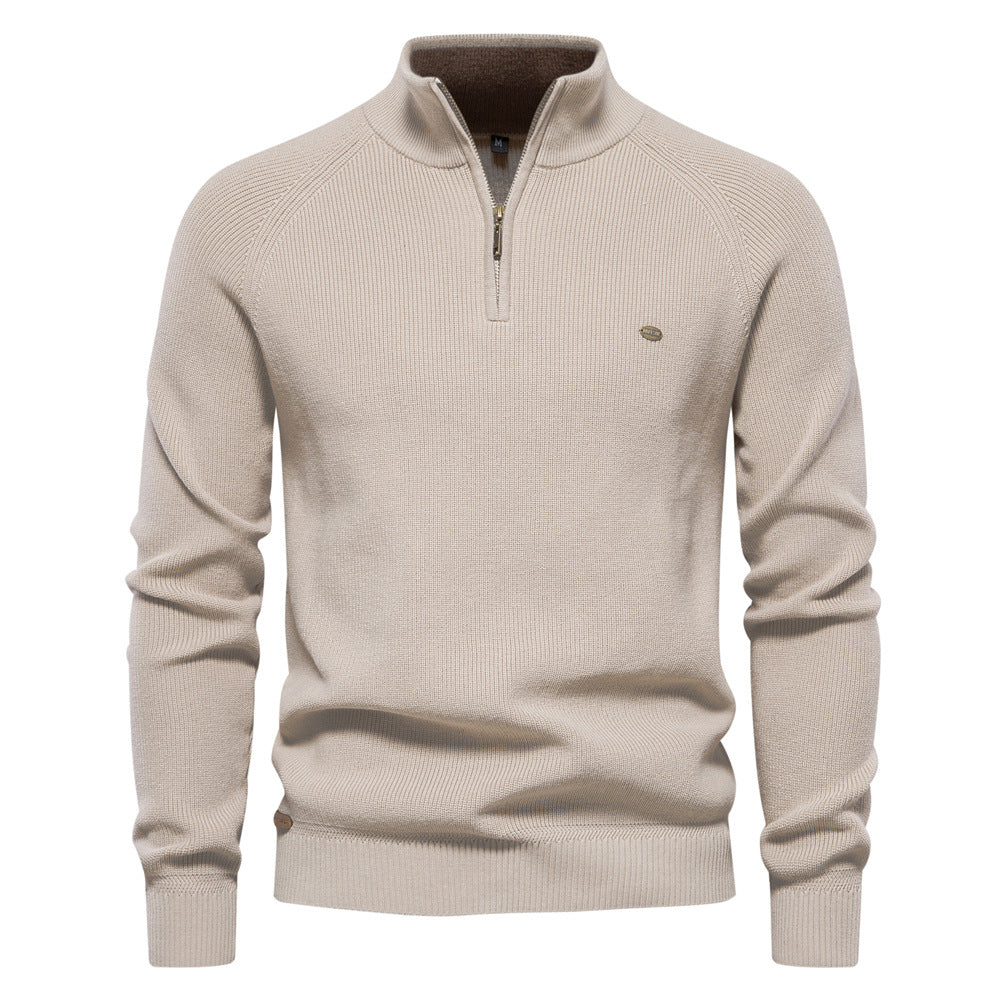 Man draagt elegante heren half zip trui in een casual setting. Veelzijdige luxe kwartrits trui voor herfst.