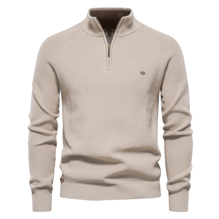 Man draagt elegante heren half zip trui in een casual setting. Veelzijdige luxe kwartrits trui voor herfst.