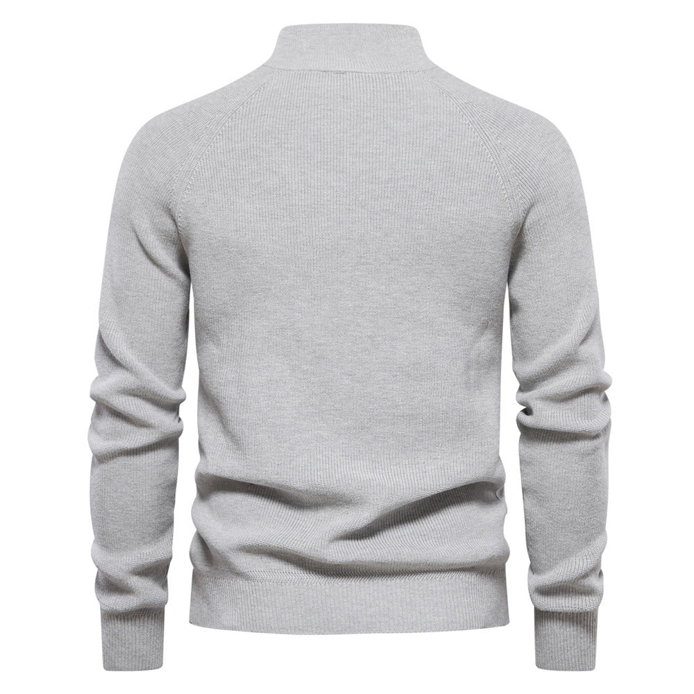 Luxe heren half zip trui, gecombineerd met nette broek. Comfortabele en zakelijke herenmode voor herfst/winter.