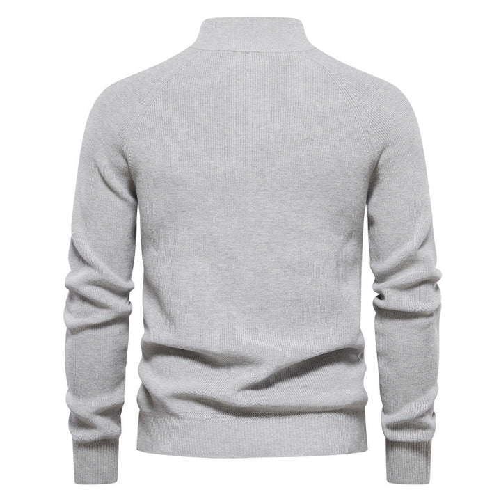 Luxe heren half zip trui, gecombineerd met nette broek. Comfortabele en zakelijke herenmode voor herfst/winter.