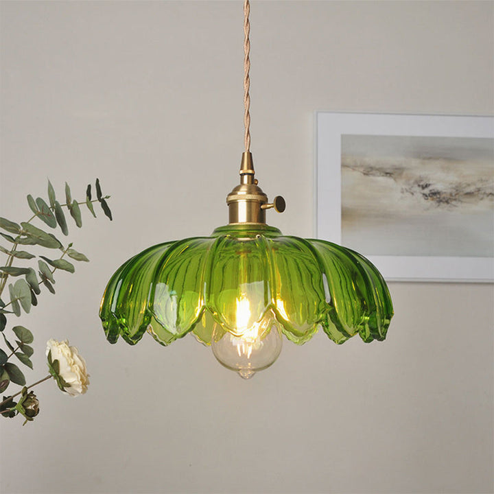 Elegante bellen design hanglamp met koperen accenten voor moderne interieurs.