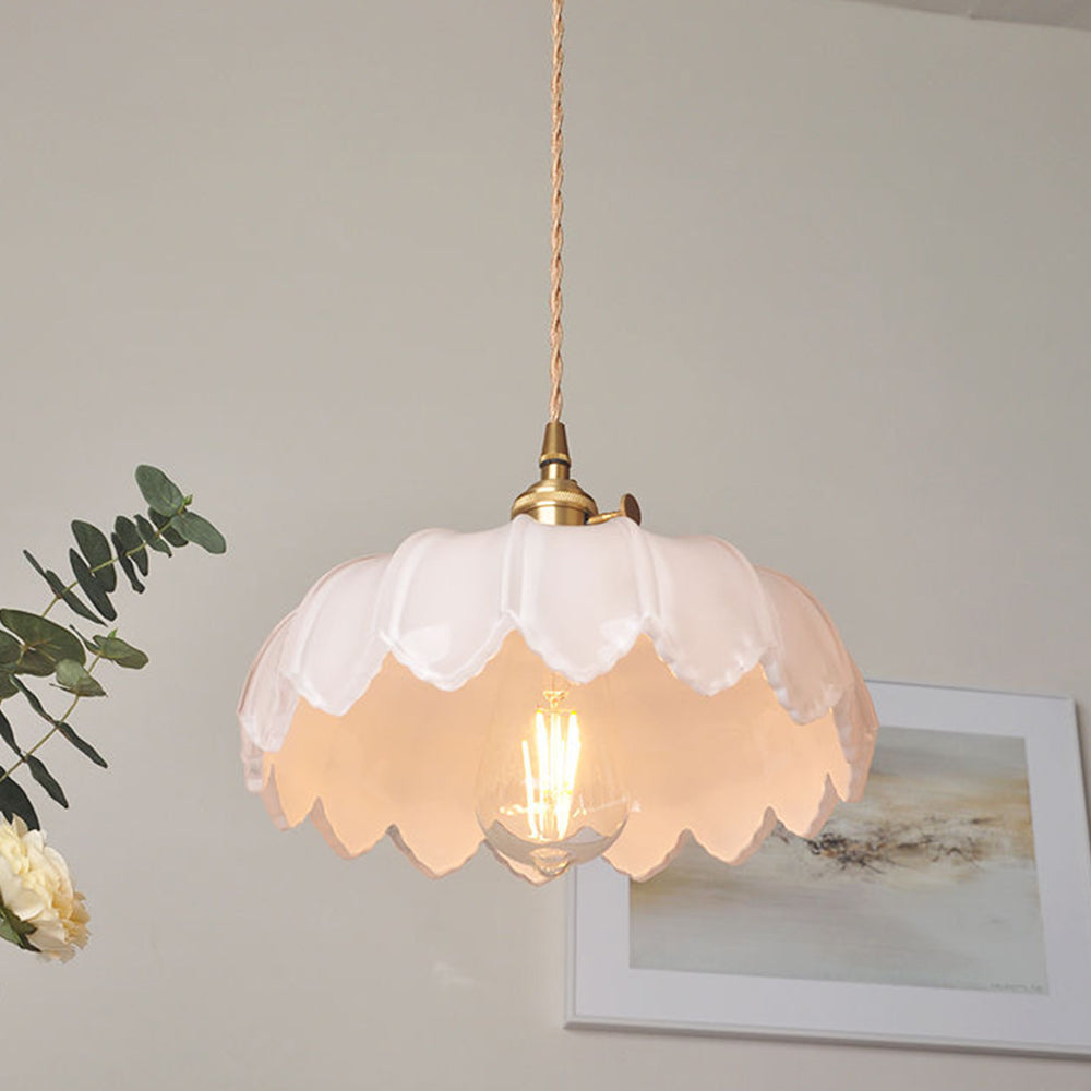 Elegante hanglamp met bellen design en amberkleurige glazen voor een warme sfeer.