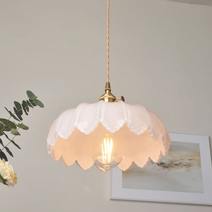 Elegante hanglamp met bellen design en amberkleurige glazen voor een warme sfeer.