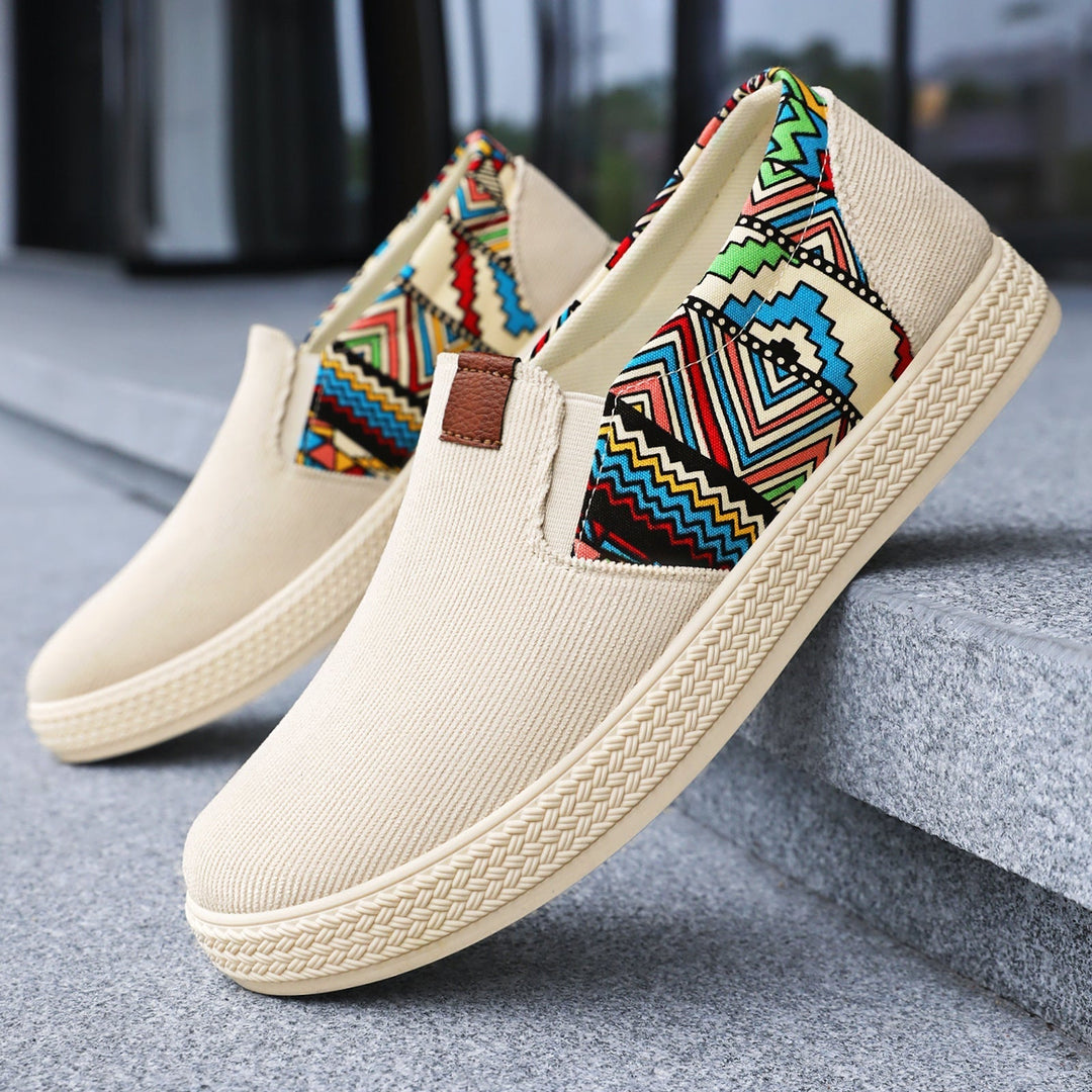 Zwarte heren slip-on schoenen, comfortabele instappers voor dagelijks gebruik en een casual look.