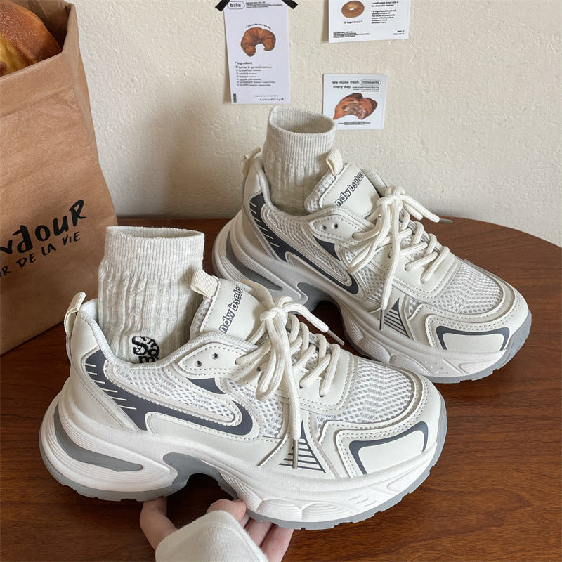 Detailopname van de duurzame zool van dames tennisschoenen, biedt superieure grip en stabiliteit voor intensieve trainingen.