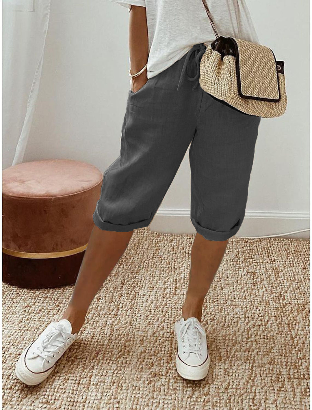 Model draagt dames zomerbermuda, toont comfortabele pasvorm. Stijlvolle korte broek voor zomerse activiteiten.