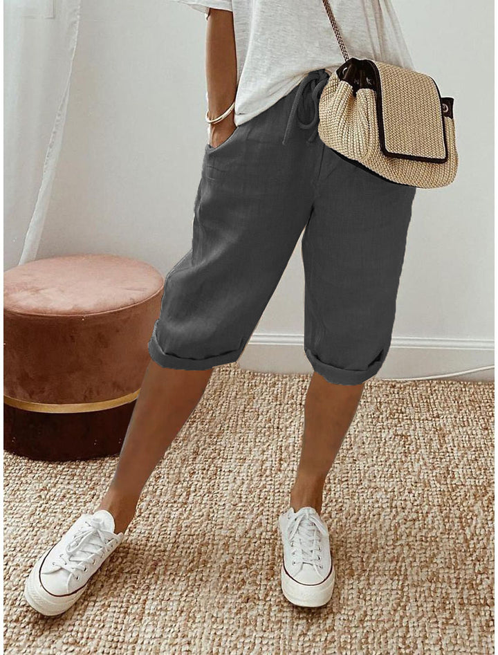Model draagt dames zomerbermuda, toont comfortabele pasvorm. Stijlvolle korte broek voor zomerse activiteiten.