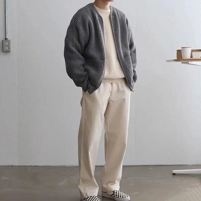 Praktisch heren vest met handige zijzakken; combineert mode, comfort en functionaliteit.