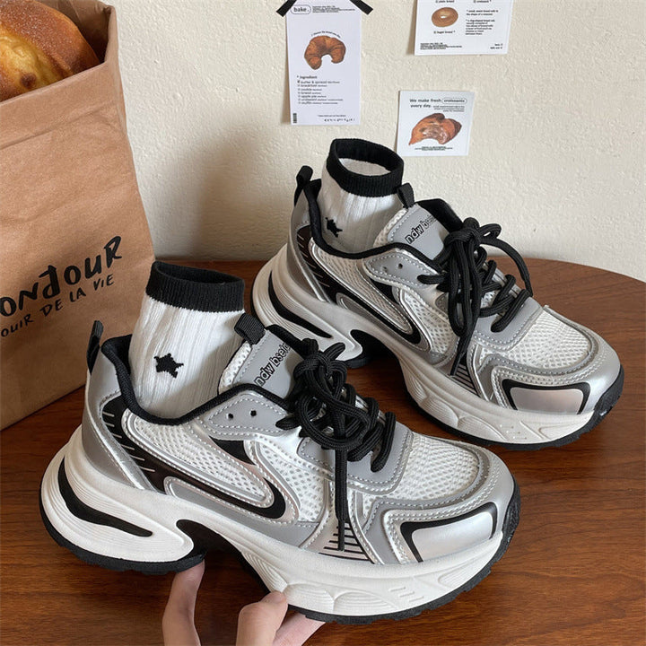 Sportieve witte en grijze dames tennisschoenen, combineren stijlvol design met uitstekende grip en stabiliteit.