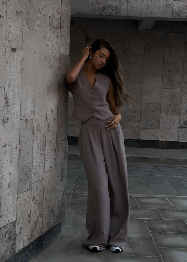 Stijlvol mouwloos blazerpak voor dames, tweedelig met slim-fit broek. Elegant voor zakelijk en chique evenementen.