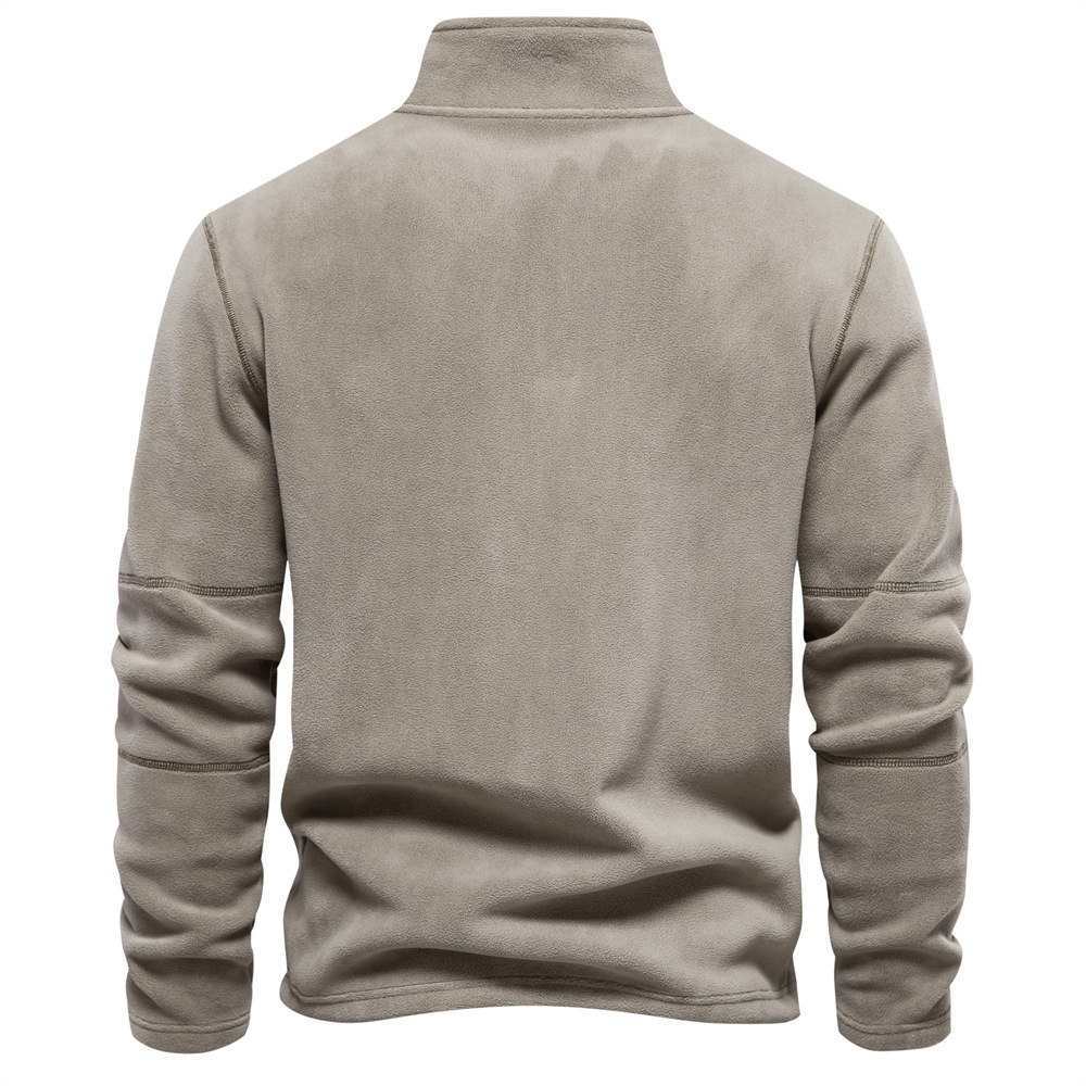 Man draagt een comfortabele heren trui met ritskraag, perfect als warme bovenkleding.